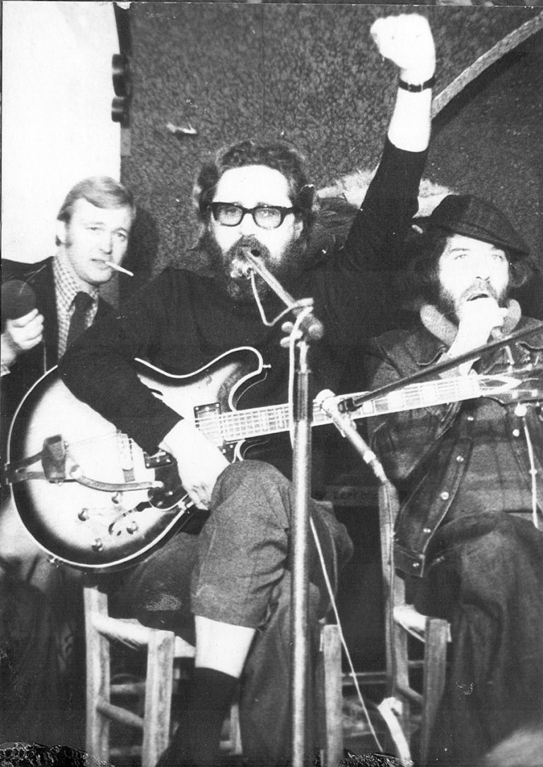 Η κοινωνία των «κυρ- Παντελήδων»