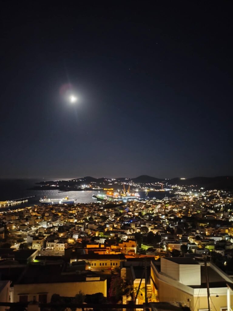 Άνω Σύρος. Καλοκαίρι 2026. Φωτογραφία από τον Τάσο Τριβουλίδη